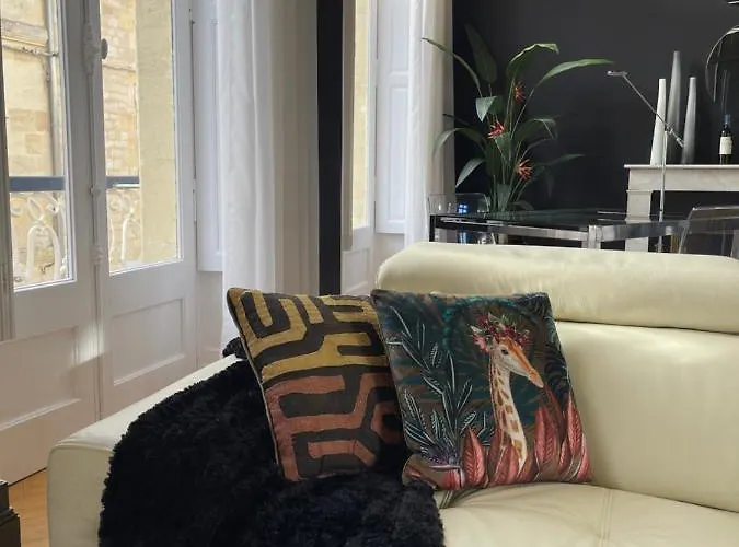 شقة The بلايي